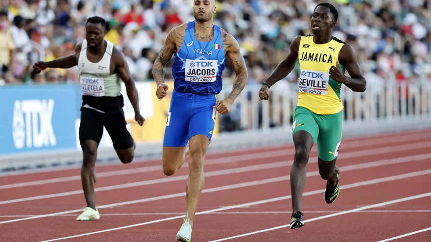 Marcell Jacobs (c) durante el heat 4 de la etapa clasificatoria de los 100 metros lisos