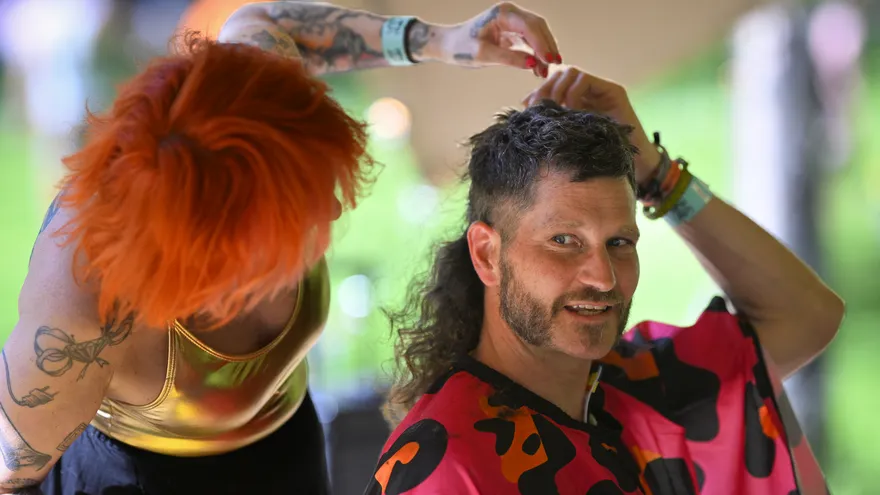 Una persona con un corte mullet