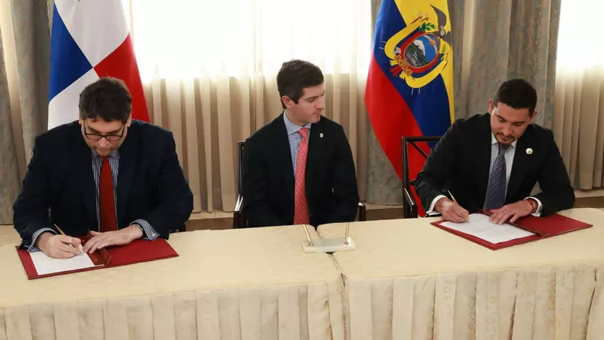 El director de Ingresos de Panamá, Camilo Valdés Mora (izq.), el vicecaniller Carlos A. Hoyos y el director de Servicio de Rentas Internas de la República del Ecuador, Damián Larco (der).