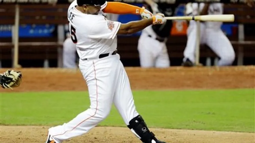 Lee bota la pelota por novena vez y Marlins ganan