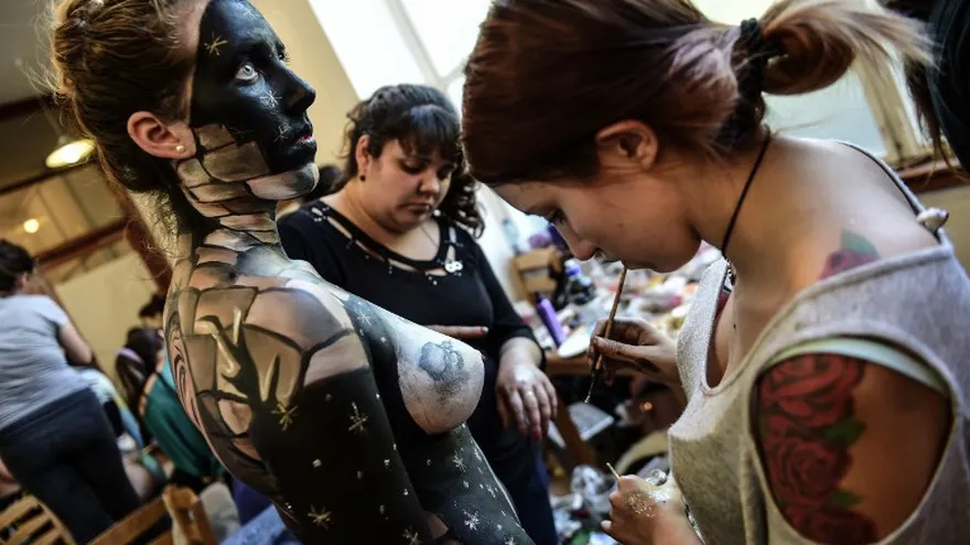 Estudiantes de arte del Instituto Chileno AIEP pintaron los cuerpos de modelos profesionales durante una exhibición de 'body painting' que mostró más de 100 diseños.