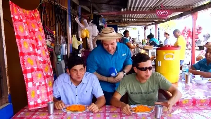 ¿Quién come más arroz con puerco? Allá onde uno se juntaron dos bellacos ¡Mira eso!