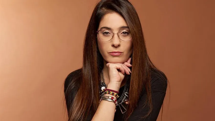 Fotografía cedida por la editorial Planeta Méxio que muestra a la escritoria argentina Florencia Etcheves mientras posa para una fotografía.