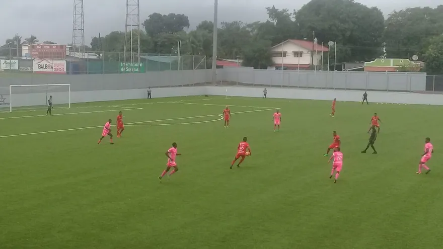 Acción del partido de ida de la semifinal del Torneo Reservas LPF entre el San Francisco y el Árabe Unido
