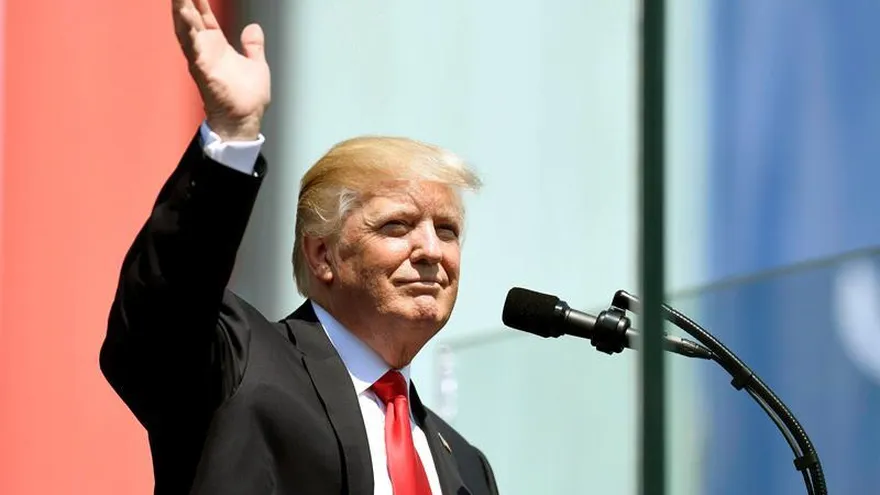 El presidente estadounidense, Donald J. Trump, saluda tras su discurso en la plaza Krasinski de Varsovia, Polonia, el 6 de julio de 2017.