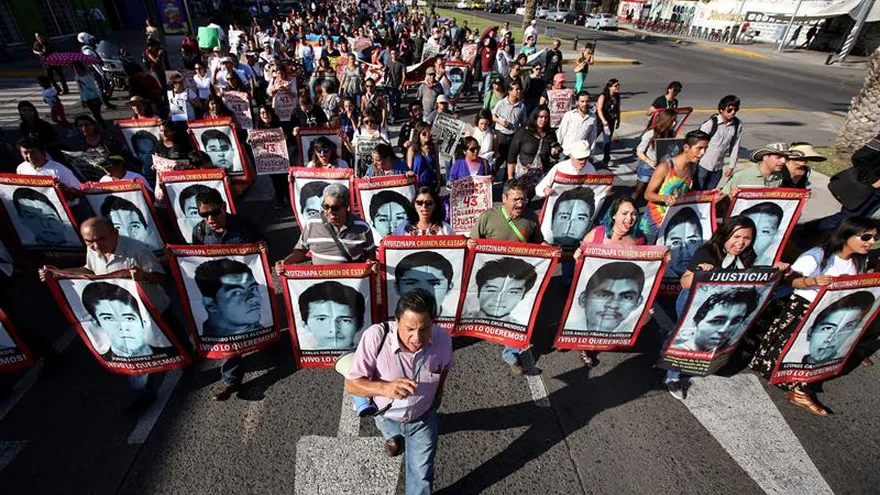 Manifestaciones pacíficas se celebraron en varios países del mundo en conmemoración por el primer aniversario de la desaparición de 43 estudiantes mexicanos en Ayotzinapa.