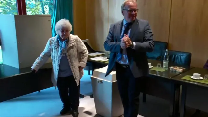 CDU de Merkel gana legislativas en Alemania, según sondeos