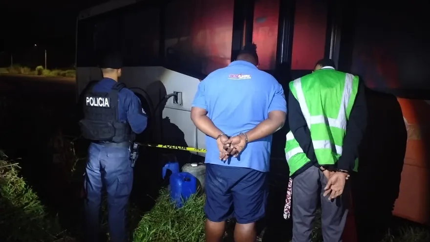 Sorprenden a conductor de Metrobús hurtando combustible
