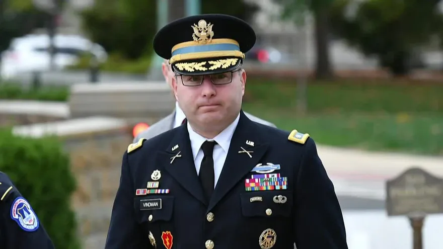 Nuevo testigo en investigación de juicio político sacude la Casa Blanca