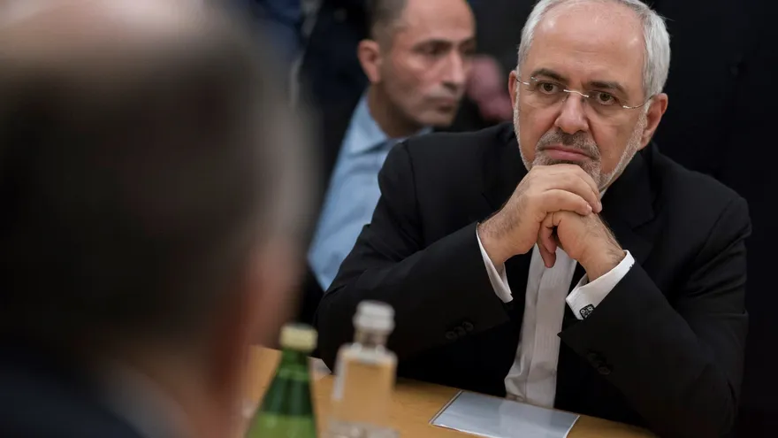 El ministro de Exteriores iraní, Mohamad Javad Zarif, escucha a su homólogo ruso, Sergéi Lavrov
