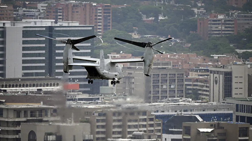 Un avión MV-22B Osprey del Cuerpo de Marines de EE. UU. despega desde la Embajada de Estados Unidos en Caracas, el 23 de mayo de 2026, durante un simulacro de evacuación aérea.