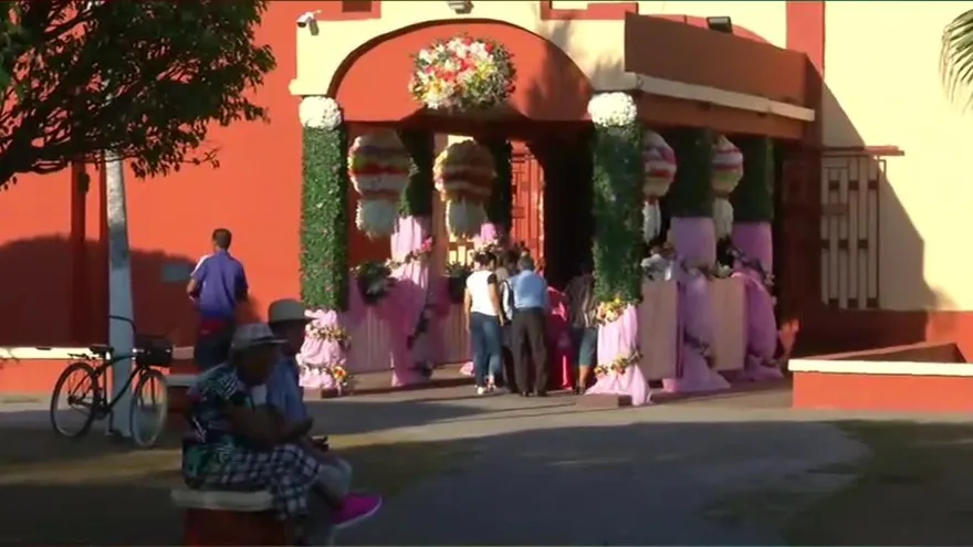 Peregrinos llegan a rendir honor al Cristo de Alanje