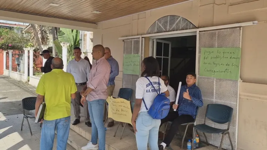 Representantes cierran Tesorería Municipal de Colón por falta de pagos