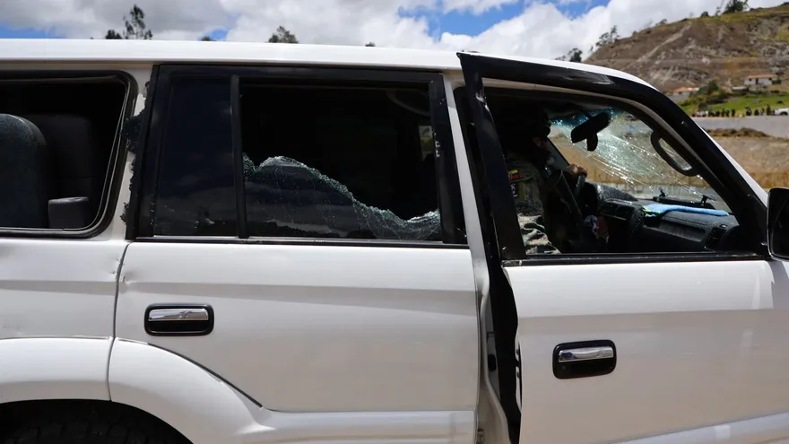 El presidente de Ecuador, Daniel Noboa, resultó ileso tras ser atacado a balazos el vehículo en el que viajaba el martes por el sur del país en medio de protestas indígenas contra su gobierno