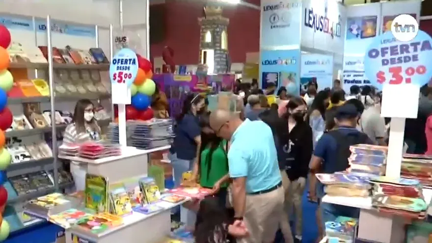 Muchos asistentes en la Feria del Libro