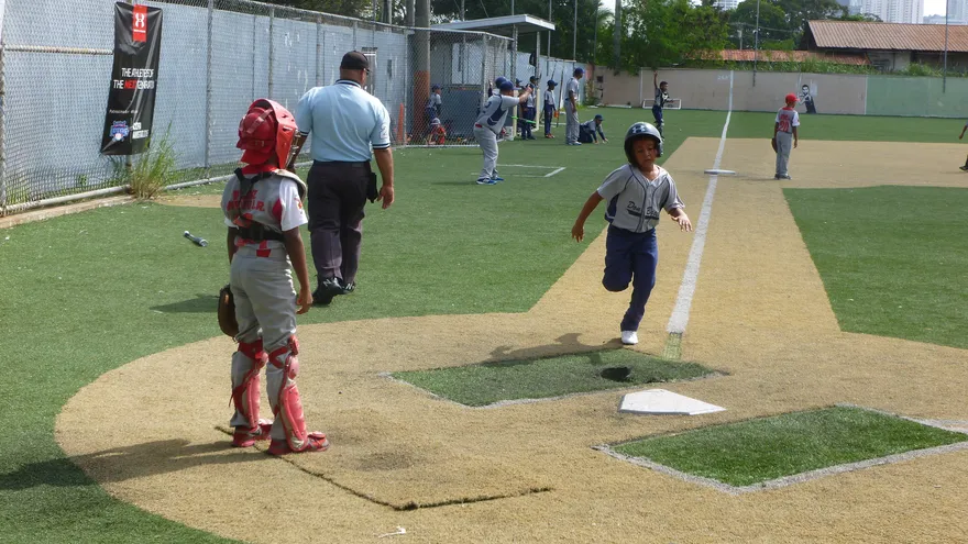 Acción del partido entre los equipos preinfantiles de Don Bosco y Amelia Denis