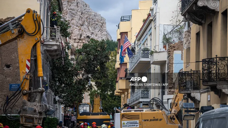 La zona del derrumbe de un edificio en Atenas, Grecia