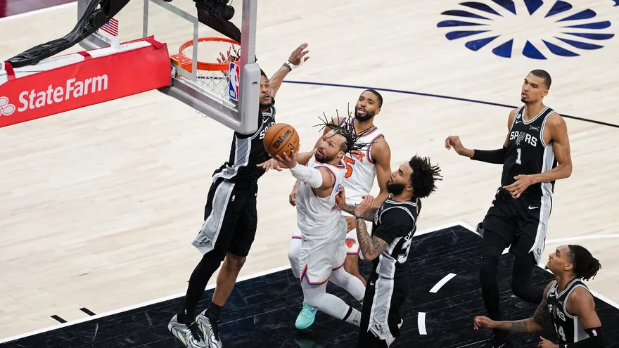 Jalen Brunson de los Knicks atacando el aro