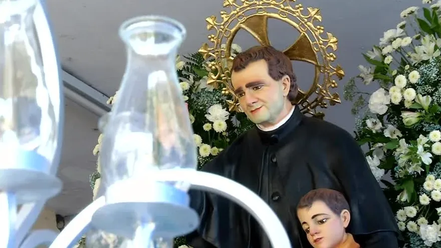 Ultiman detalles para procesión de Don Bosco