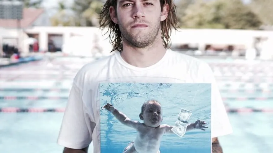 Spencer Elden fue fotografiado en 1991, cuando tenía cuatro meses, desnudo en una piscina y tratando de alcanzar un billete de un dólar enganchado en un anzuelo