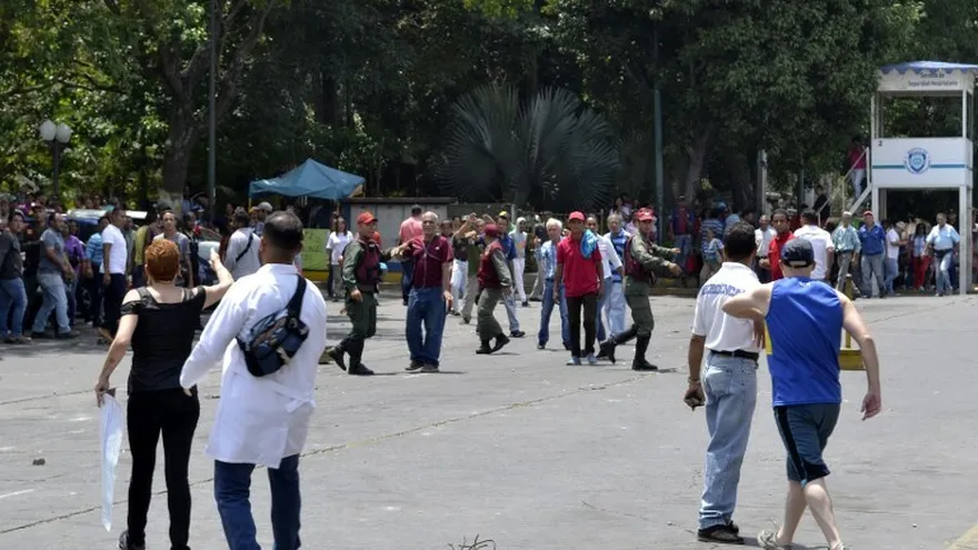 Las fuerzas de seguridad intervienen después de que activistas pro gubernamentales arrojaron piedras a los partidarios de la oposición y al personal del hospital, en las afueras de un hospital en la ciudad de Barquisimeto.