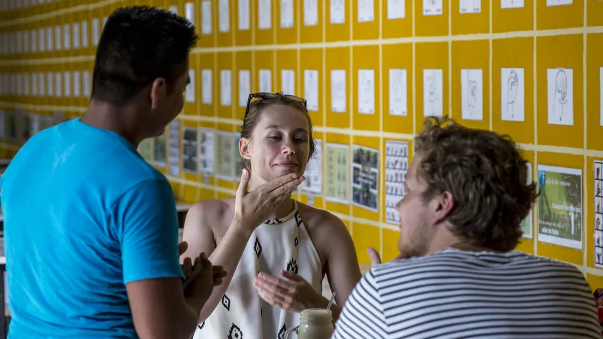 Con el objetivo de crear escenarios inclusivos para las personas con discapacidad del habla y auditiva, un estudiante mexicano diseñó un guante que identifica los movimientos de la mano y los reproduce en texto o audio.