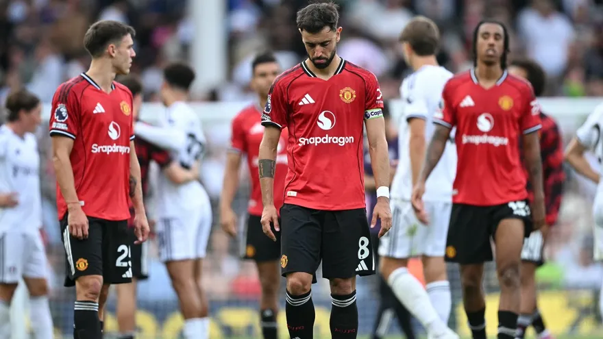 Jugadores del Manchester United reaccionan tras el partido ante Fulham