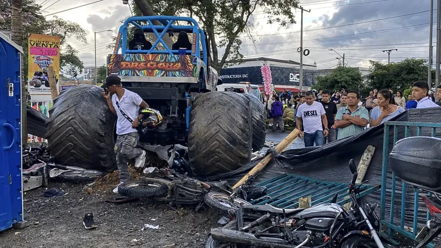 Tres muertos y 38 heridos deja accidente durante espectáculo automovilístico en Colombia