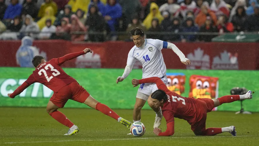 Eldor Shomurodov jugador de la selección de Uzbekistán ante Canadá en partido amistoso