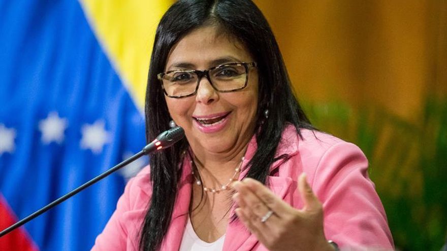 La canciller venezolana, Delcy Rodriguez, asiste a una conferencia de prensa conjunto con el ministro venezolano de Petróleo Nelson Martínez, en Caracas (Venezuela).