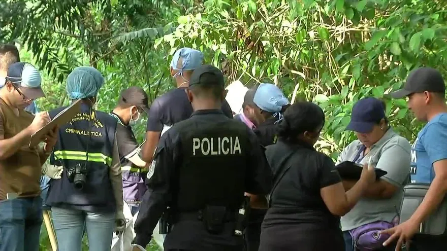 Encuentran un cuerpo semienterrado en Colón