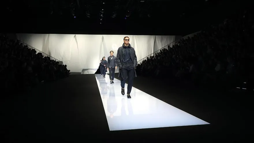 Modelos lucen creaciones del diseñador Giorgio Armani durante la Semana de la Moda masculina de Milán, Italia.