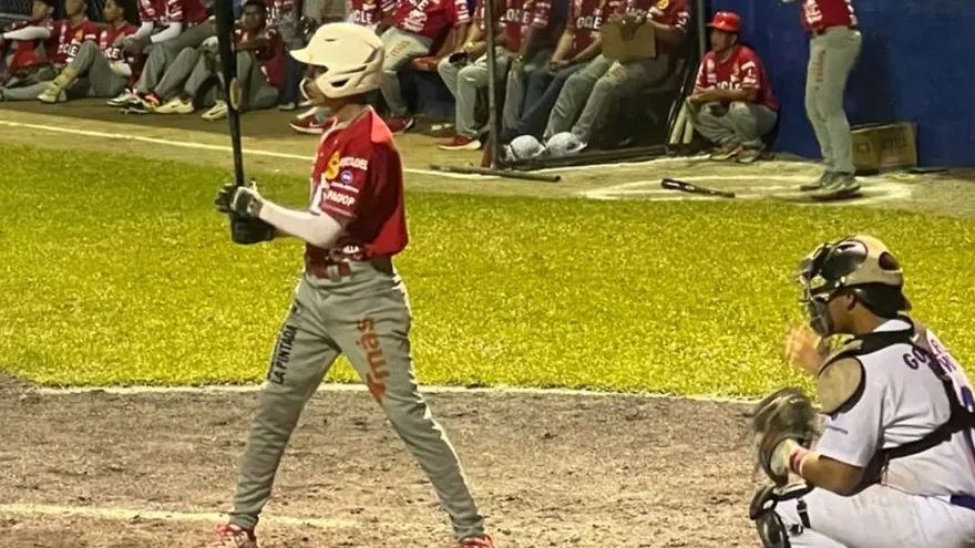 Equipos de béisbol juvenil de Coclé y Panamá Este en acción