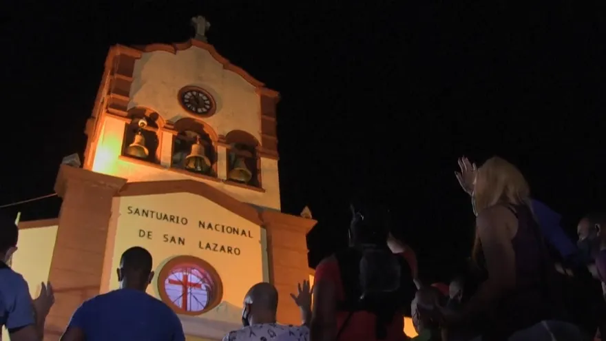 Peregrinos imploran al "Viejo Lázaro" salud y mejoría economía en Cuba