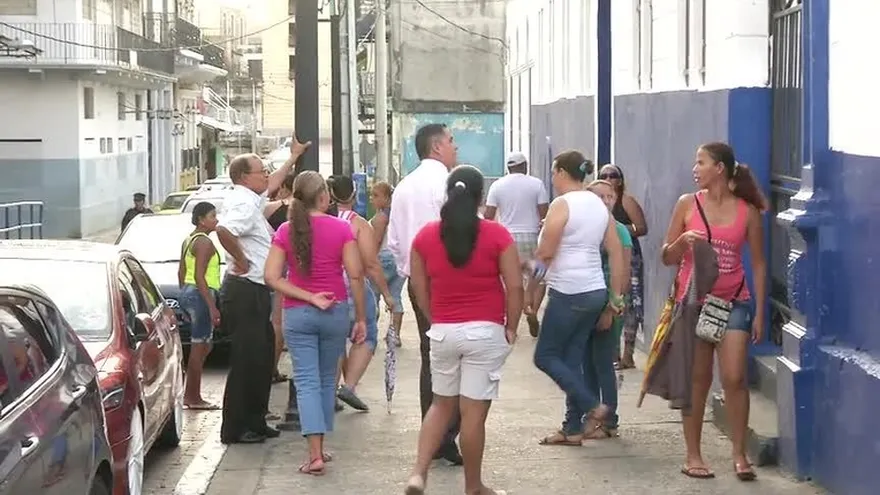 Protestan contra directora de la escuela Estados Unidos de América
