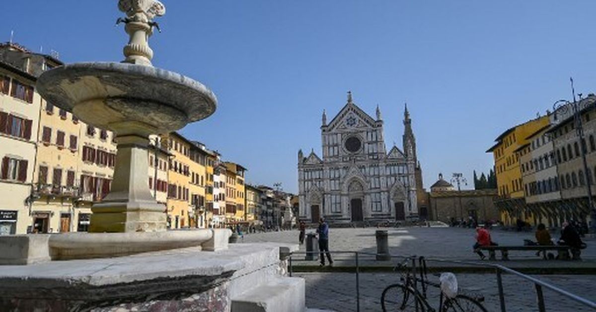 Turista causa daños en histórica fuente de Florencia tras reto viral en despedida de soltera