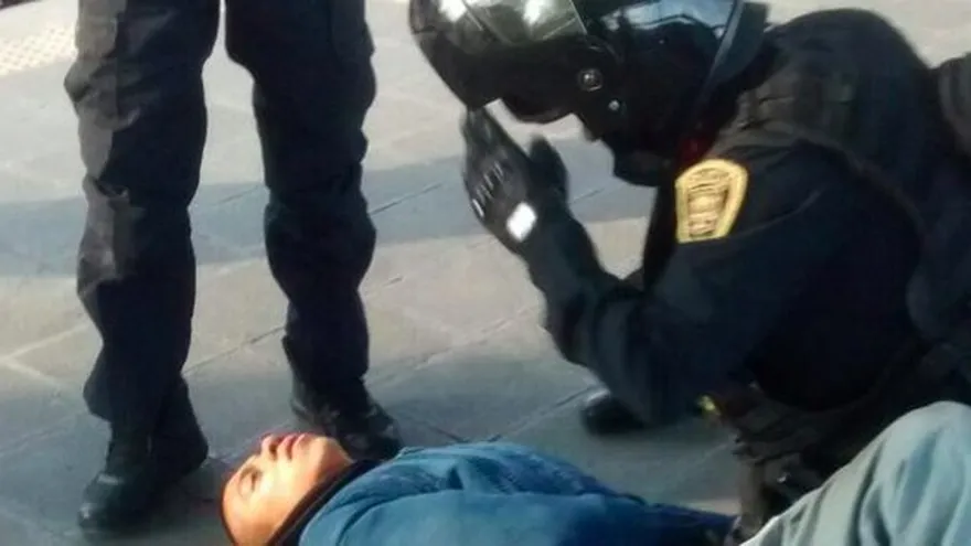 Fotografía de joven mexicano al momento de ser capturado por la policía de ciudad de México.
