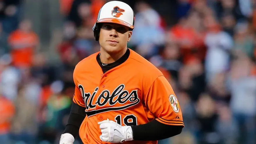 Chris Davis se someterá a operación en el codo derecho