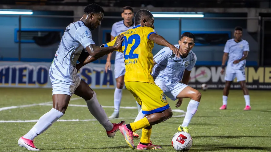 San Francisco FC y Herrera FC en acción