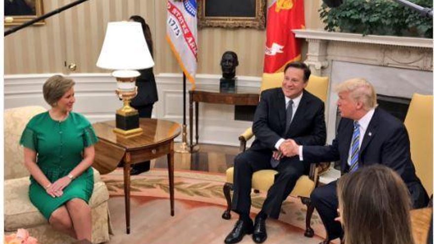 El presidente panameño Juan Carlos Varela y su homólogo estadounidense Donald Trump se dan la mano en el Salón Oval de la Casa Blanca en ocasión de la visita de Varela a Washington. Les acompañan las primeras damas de ambos países.