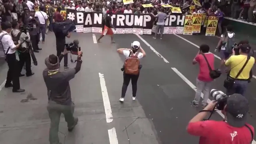 La Policía usa cañones de agua en una manifestación contra Trump en Manila