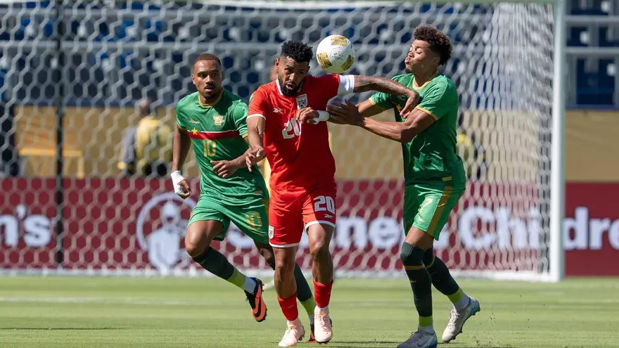 Aníbal Godoy (c) trata de evadir la marca defensiva del equipo de Guadalupe