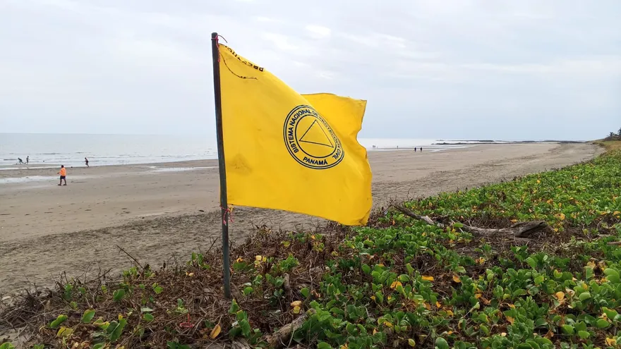 Colocan bandera amarilla en playas del Pacífico
