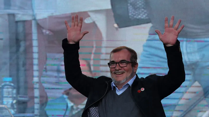 El candidato a la Presidencia de Colombia por el partido de la FARC, Rodrigo Londoño, conocido como "Timochenko" en su época de guerrillero, está siendo sometido a una cirugía de corazón por una angina, confirmaron a Efe fuentes de la Clínica Shaio de Bogotá, en donde es intervenido.