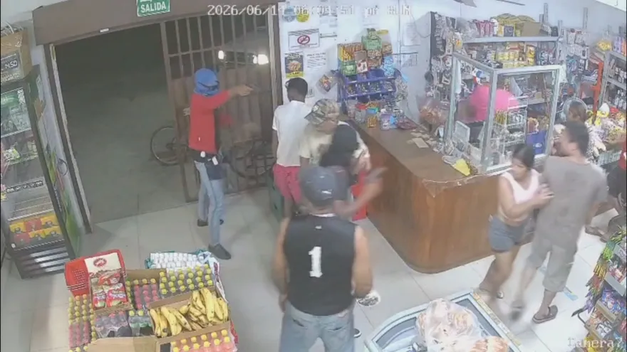 Delincuentes irrumpen en minisúper y roban dinero frente a clientes en Antón
