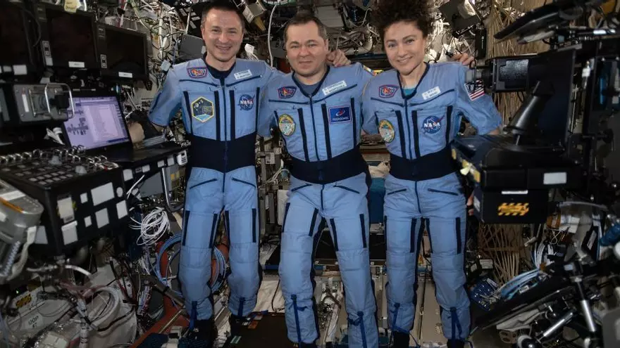 Los astronautas Andrew Morgan, Oleg Skriposhka y Jessica Meir