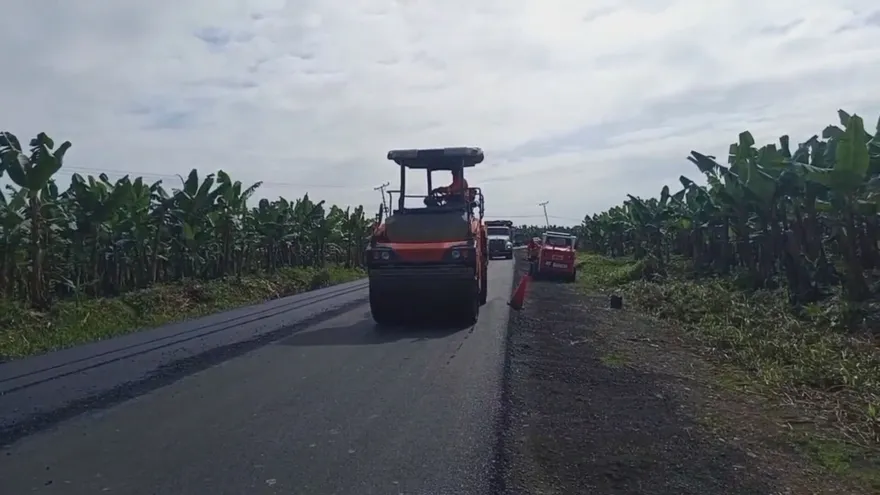 Avanzan trabajos de rehabilitación en la vía Guabito–Las Tablas tras denuncias ciudadanas