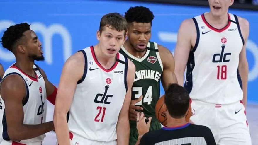 La NBA suspende por un partido a Giannis por su cabezazo a Mo Wagner