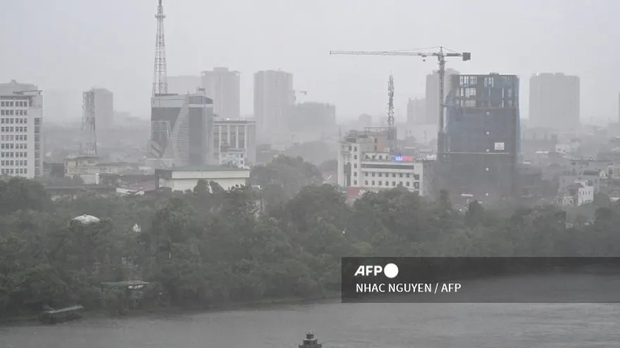 Una vista general muestra un río y edificios en medio de fuertes lluvias y vientos fuertes en la ciudad de Vinh, provincia de Nghe An, el 25 de agosto de 2025, después de que el tifón Kajiki tocara tierra.