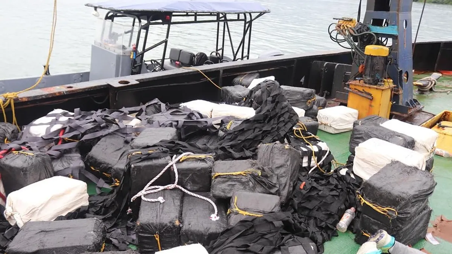 Decomisan decenas de toneladas en barco vinculado con empresa panameña